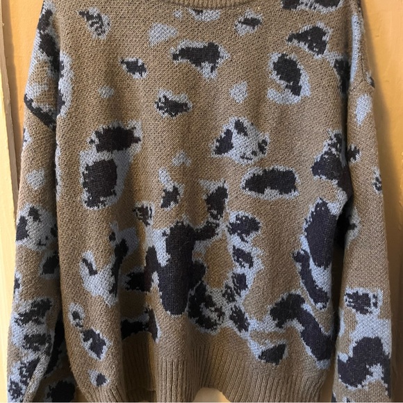 gray knit oversized sweater with blue abstract print - Picture 6 of 15